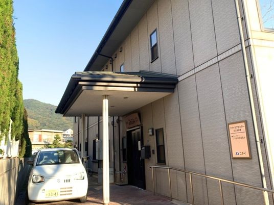 施設入口と駐車場