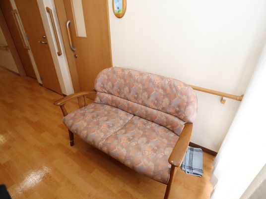 廊下に置かれたベンチ