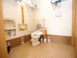 手すり付きのトイレ空間