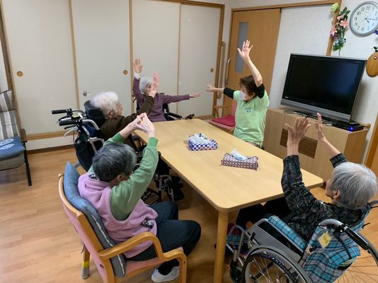 手を挙げる人達のリビング
