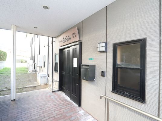 明るい入口のエントランス