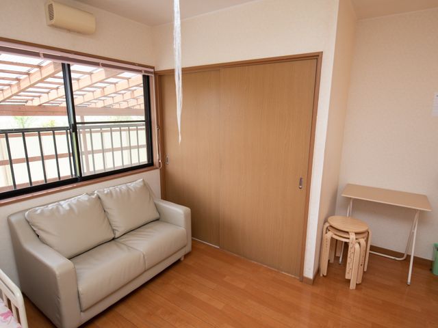 居心地の良い洋室 居室 心安らぐシンプルな居室です。大きな窓からは自然光が差し込み、快適な時間をお過ごしいただけます。