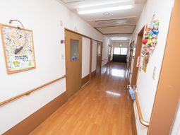 光が差し込む清潔な廊下