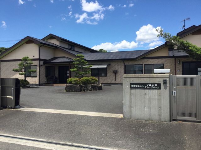 緑あふれる施設の外観 外観 自然光に照らされた落ち着いた色合いの建物の前には、手入れの行き届いた植栽があります。静かで心安らぐ環境でお仕事しませんか。