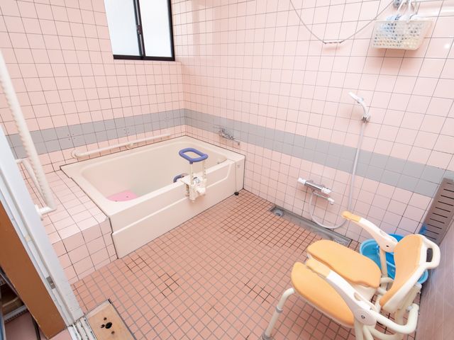 バリアフリー設計の浴室 浴室 安全に配慮された広々とした浴室です。手すりやシャワーチェアが設置され、快適にご利用いただけます。