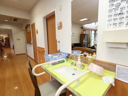 洗面台と廊下の風景