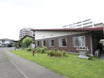 中庭を望む施設外観