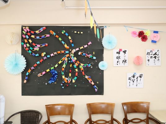 壁飾りと椅子の多目的室