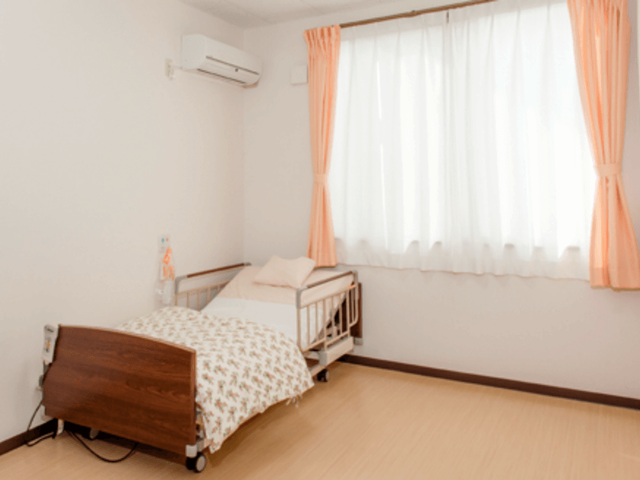 ベッドとカーテンの部屋 居室 明るい自然光が入る居室です。快適な環境で、日々の仕事がしやすい空間です。