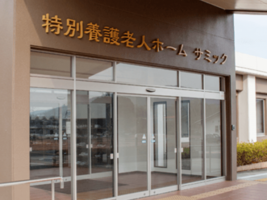 純な装飾のエントランス