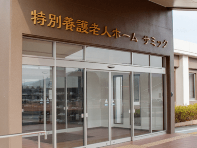 純な装飾のエントランス エントランス スムーズな出入りが可能なエントランスです。清潔感のある入口が訪れる人を迎えます。
