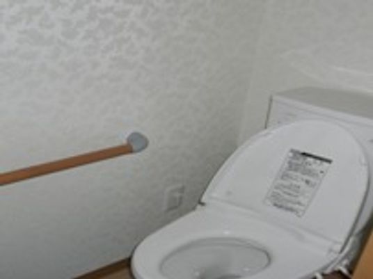 手すり付きのトイレ