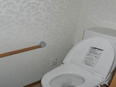 手すり付きのトイレ