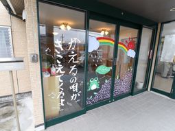 エントランスの装飾入りガラス扉