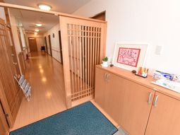 温かみのある廊下の風景
