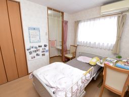 居室内のベッドと窓