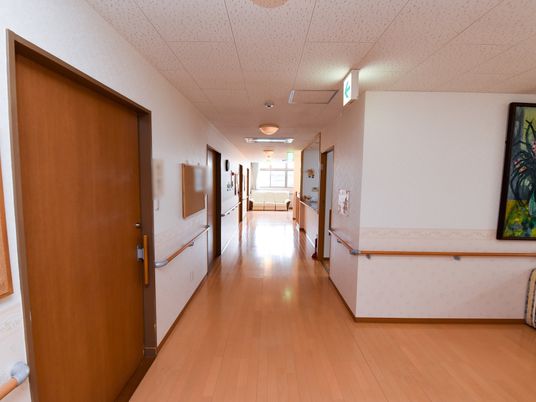 明るく広い廊下の風景