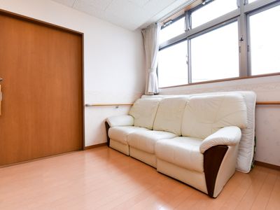 明るい居室のソファ