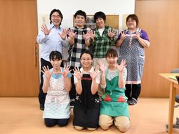 スタッフの笑顔の集合