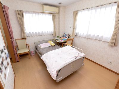 明るい個室の居室