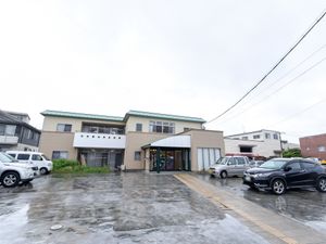広々とした明るい建物の外観