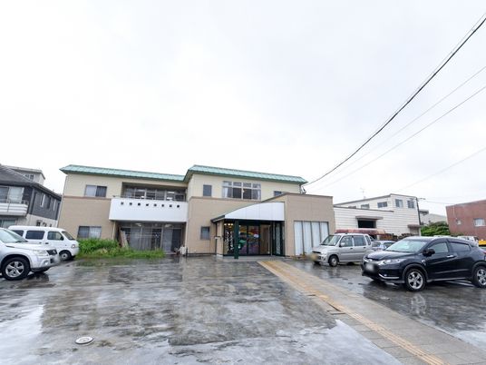 広々とした明るい建物の外観