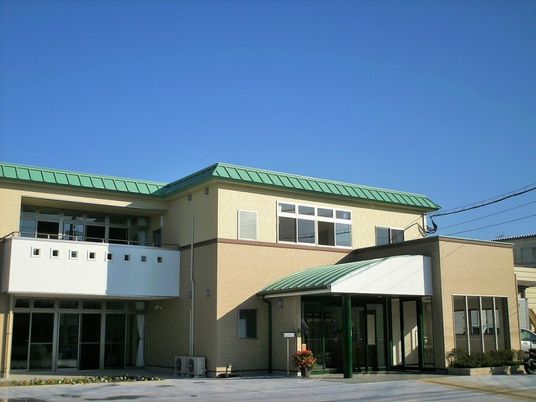 明るい建物の外観  
