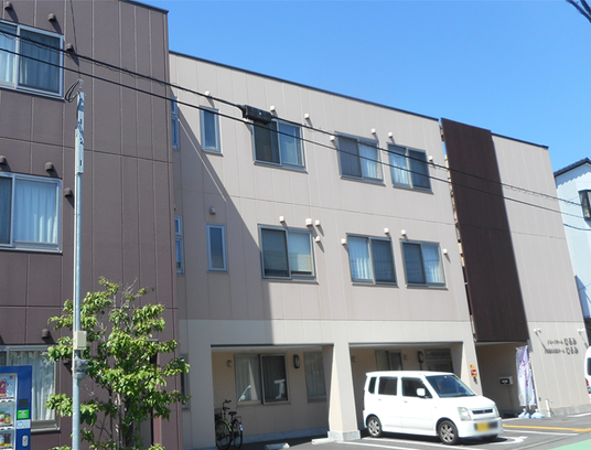 落ち着いた色合いの建物外観