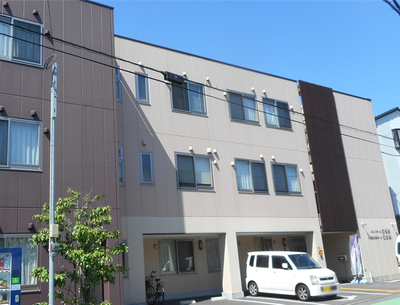 落ち着いた色合いの建物外観