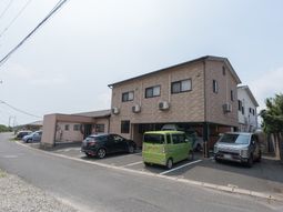 茶色い建物と駐車場