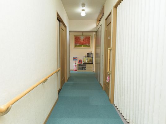 手すり付きの明るい廊下