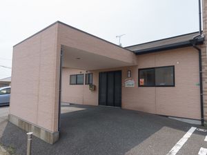 茶色の壁の建物入口