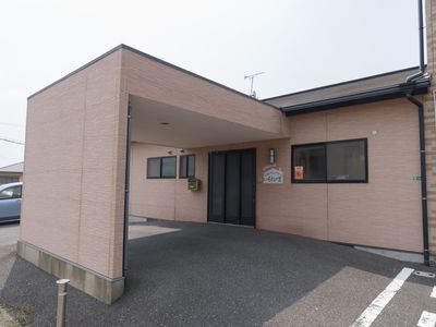 茶色の壁の建物入口