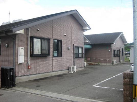 ピンク色の壁の建物