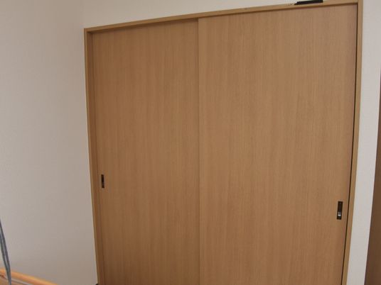 シンプルな木製クローゼット