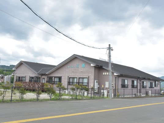 ゆったりとした外観の建物