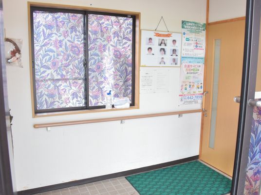 玄関と掲示物のある場所
