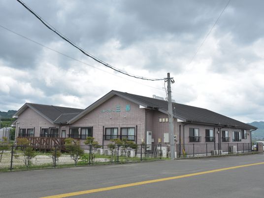 広々とした一階建施設外観