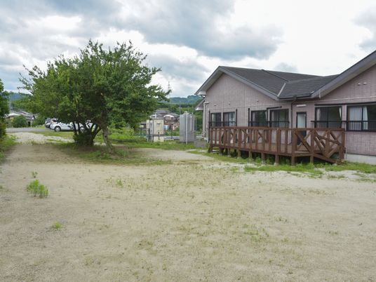 庭付きの一階建て住居