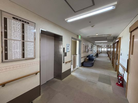 広い廊下とエレベーター