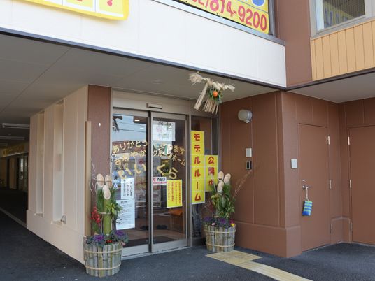 エントランスの明るい外観