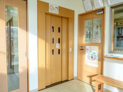 明るいエレベーターホール