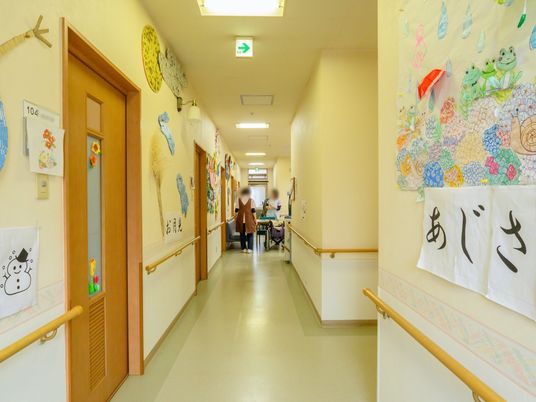 壁画飾る廊下の光景