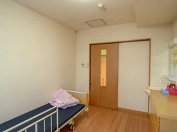 明るい個室の居室