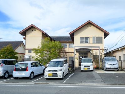 広々とした駐車場の建物