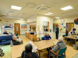 温かい雰囲気のラウンジ