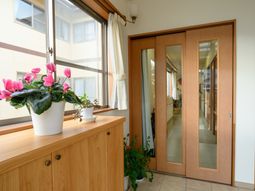 温もりある木製ドア