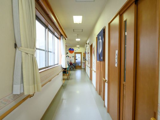 廊下の明るい様子