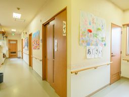 廊下の壁に飾られた絵