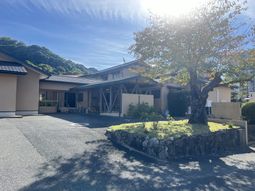 自然豊かな建物の外観